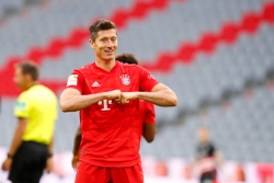 Lewandowski lập cú đúp, Bayern Munich đẩy đối thủ vào “cửa tử”
