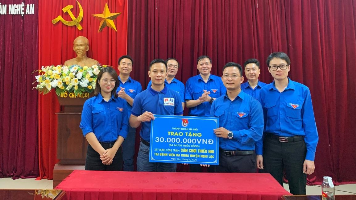 Đại diện đoàn công tác của Thành đoàn Hà Nội trao tặng kinh phí xây dựng sân chơi thiếu nhi