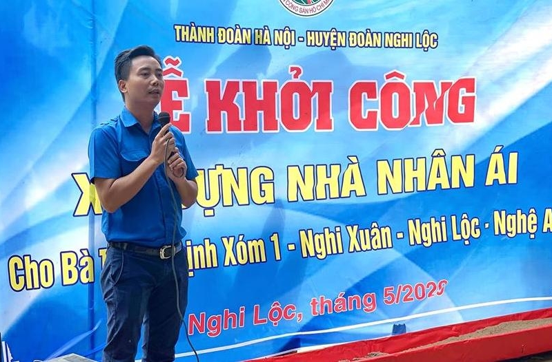 Đồng chí Nguyễn Đức Tiến, Phó Bí thư Thành đoàn, Chủ tịch Hội LHTN Việt Nam thành phố Hà Nội, phát biểu tại chương trình