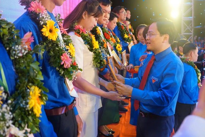 Anh Nguyễn Anh Tuấn - Bí thư Trung ương Đoàn, Chủ tịch Hội LHTN Việt Nam trao khen thưởng cho đại biểu Thanh niên tiên tiến làm theo lời Bác