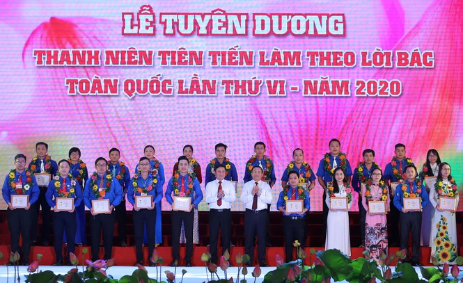 Ông Thái Thanh Quý - Bí thư Tỉnh ủy Nghệ An và ông Nguyễn Đăng Bình - Phó Chánh Văn phòng Trung ương Đảng trao thưởng cho các gương thanh niên tiêu biểu