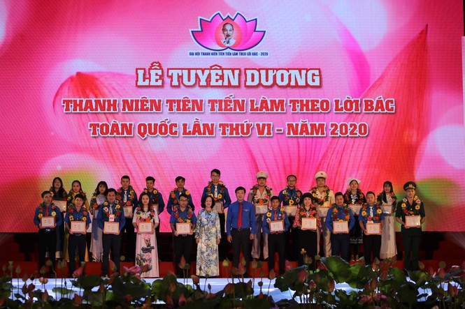 Bà Trương Thị Mai - Uỷ viên Bộ Chính trị, Bí thư Trung ương Đảng, Trưởng ban Dân vận Trung ương và anh Lê Quốc Phong - Ủy viên dự khuyết BCH Trung ương Đảng, Bí thư Thứ nhất Trung ương Đoàn trao thưởng cho các tấm gương tiêu biểu