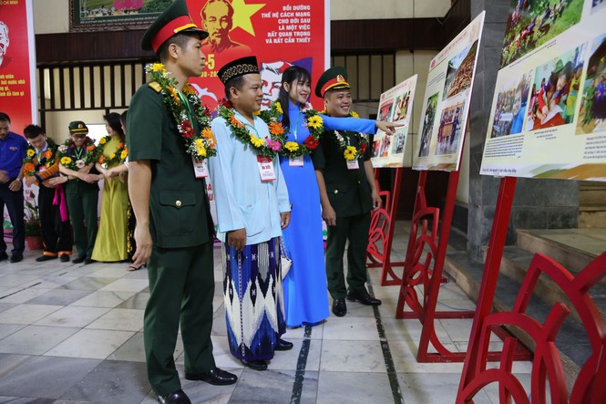 Các đại biểu tham dự triển lãm tranh “Tự hào tuổi trẻ thế hệ Bác Hồ”