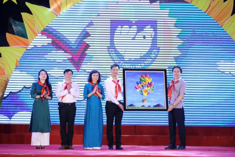 Đồng chí Đặng Hoa Nam, Cục trưởng Cục Trẻ em, Bộ Lao động - Thương binh và Xã hội chúc mừng Cung Thiếu nhi Hà Nội