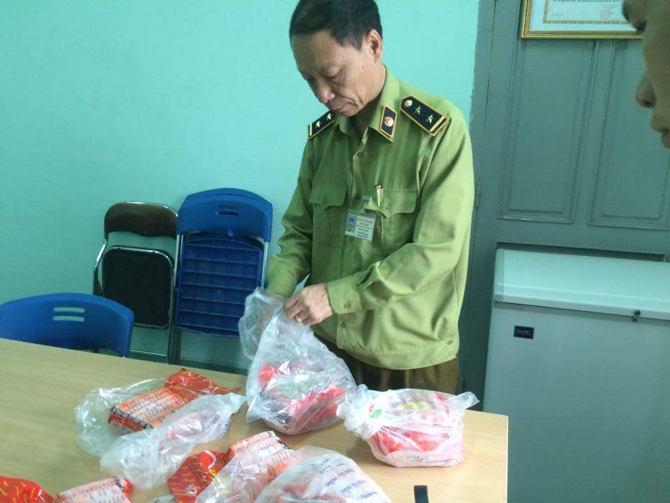 Biết xúc xích có chất tạo màu gây ung thư nhưng vẫn sản xuất…?