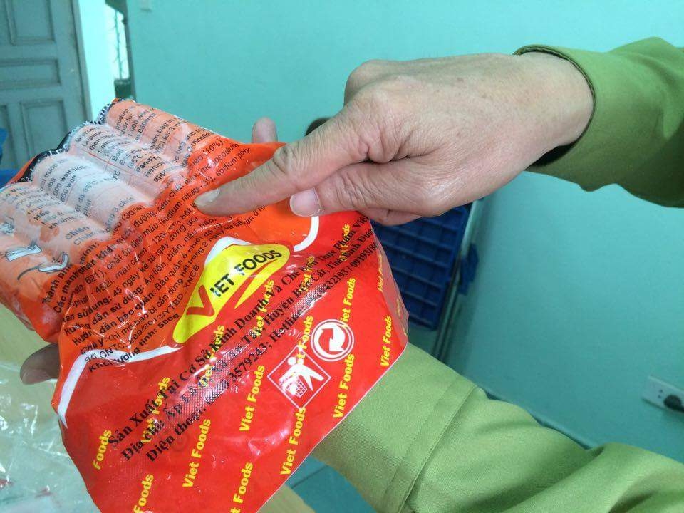 Biết xúc xích có chất tạo màu gây ung thư nhưng vẫn sản xuất…?