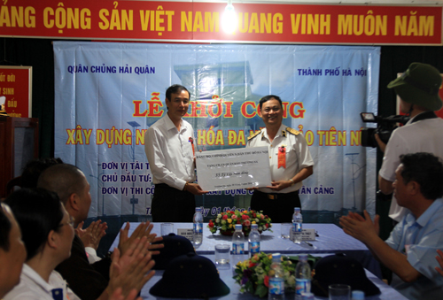 Đoàn công tác Hà Nội thăm và tặng quà cán bộ chiến sĩ, nhân dân tại huyện đảo Trường Sa