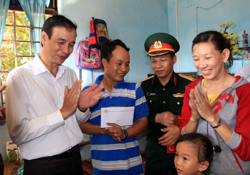 Đoàn công tác Hà Nội thăm và tặng quà cán bộ chiến sĩ, nhân dân tại huyện đảo Trường Sa