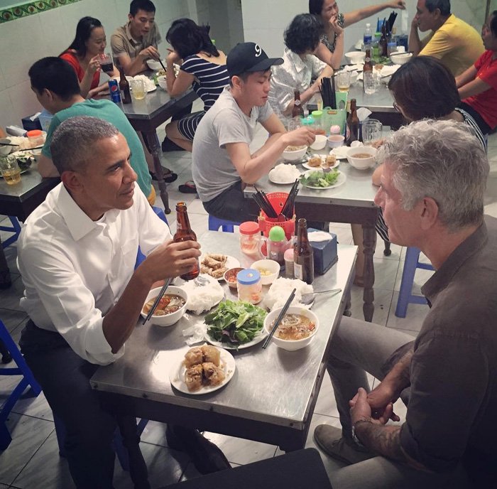 Tổng thống Obama thưởng thức bún chả tại phố cổ Hà Nội