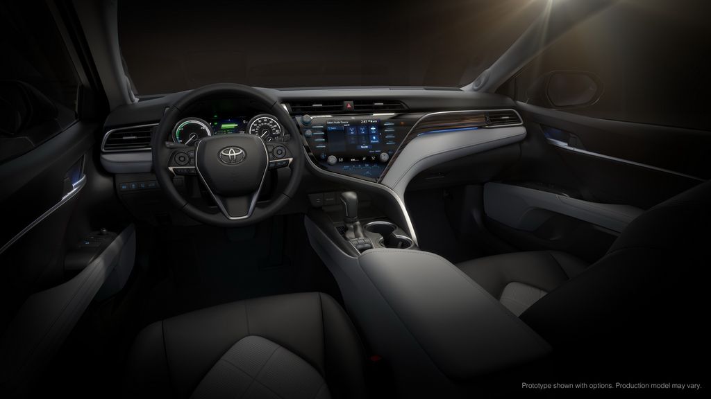 Camry 2018 là mẫu xe đầu tiên được trang bị hệ thống thông tin giải trí mới của Toyota