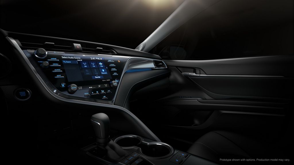 Camry 2018 là mẫu xe đầu tiên được trang bị hệ thống thông tin giải trí mới của Toyota