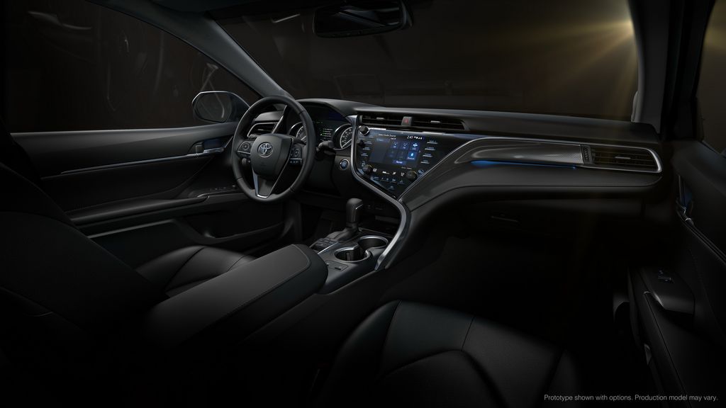 Camry 2018 là mẫu xe đầu tiên được trang bị hệ thống thông tin giải trí mới của Toyota