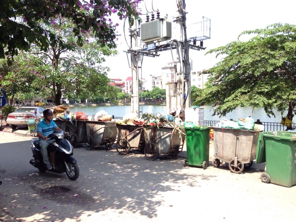Rác thải bủa vây nhà dân ở phường Ngọc Hà