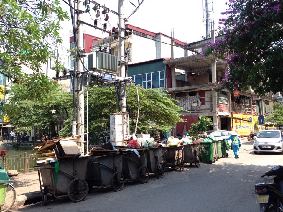Rác thải bủa vây nhà dân ở phường Ngọc Hà
