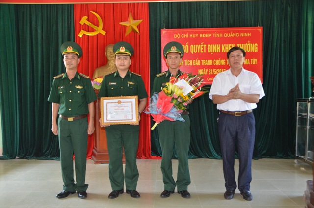 Quảng Ninh: Bộ chỉ huy Bộ đội Biên phòng tỉnh khen thưởng cho cán bộ, chiến sỹ Đồn Biên phòng Hải Hòa