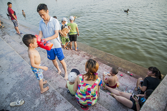 Nắng nóng kỷ lục, nhiều người dân Hà Nội “giải nhiệt” ở Hồ Tây, hồ Linh Đàm