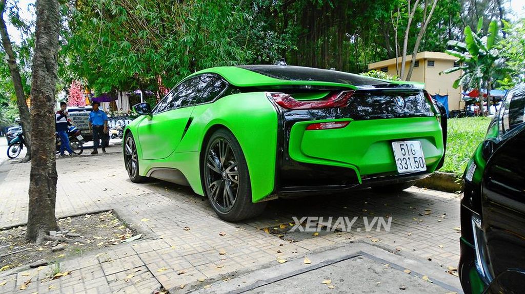 BMW i8 màu xanh lá độc nhất Việt Nam “tự tin khoe cá tính” trên phố Sài Gòn