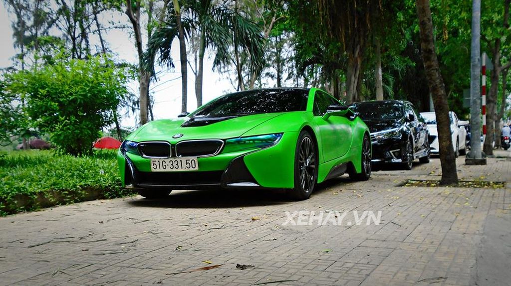 BMW i8 màu xanh lá độc nhất Việt Nam “tự tin khoe cá tính” trên phố Sài Gòn