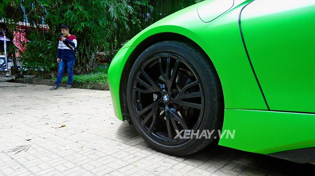 BMW i8 màu xanh lá độc nhất Việt Nam “tự tin khoe cá tính” trên phố Sài Gòn