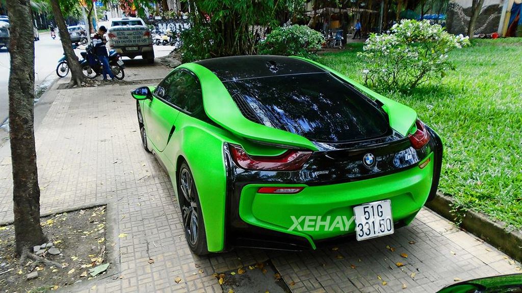 BMW i8 màu xanh lá độc nhất Việt Nam “tự tin khoe cá tính” trên phố Sài Gòn