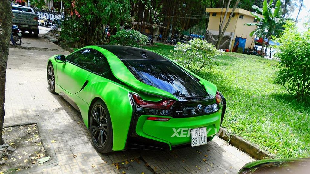 BMW i8 màu xanh lá độc nhất Việt Nam “tự tin khoe cá tính” trên phố Sài Gòn