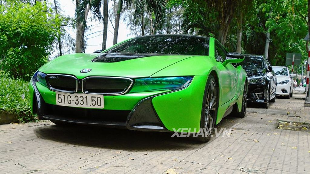 BMW i8 màu xanh lá độc nhất Việt Nam “tự tin khoe cá tính” trên phố Sài Gòn