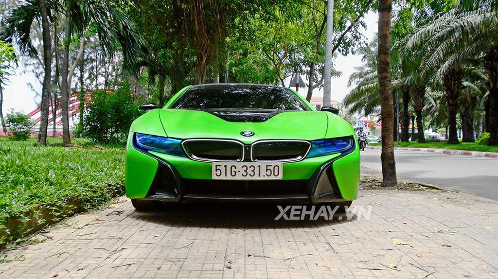 BMW i8 màu xanh lá độc nhất Việt Nam “tự tin khoe cá tính” trên phố Sài Gòn