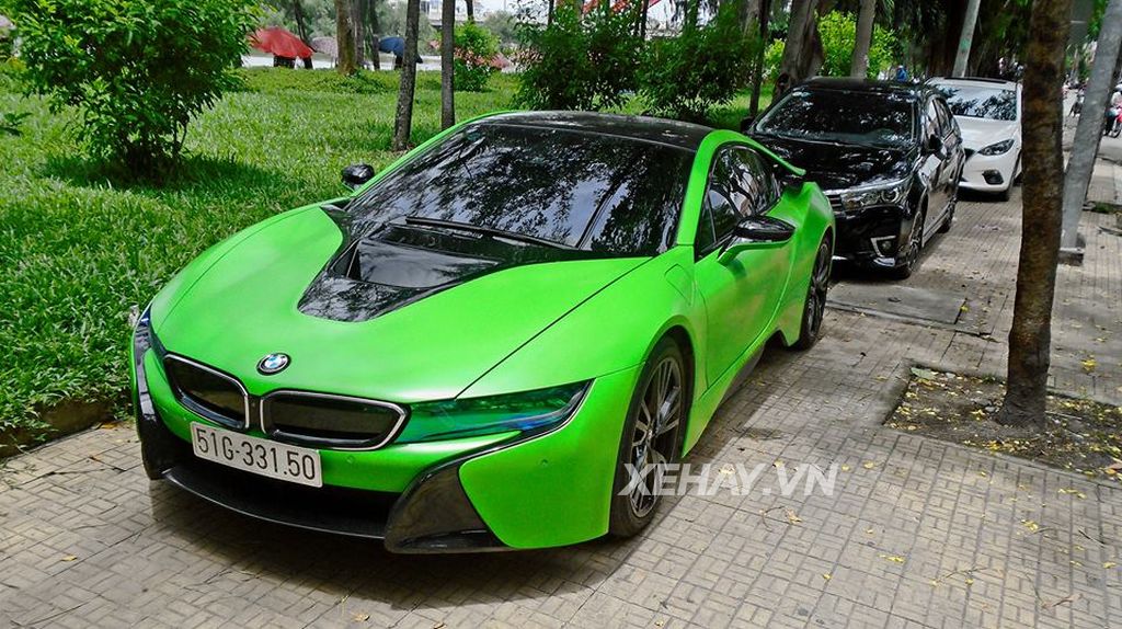 BMW i8 màu xanh lá độc nhất Việt Nam “tự tin khoe cá tính” trên phố Sài Gòn