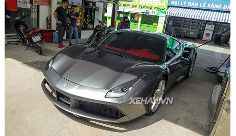 Cường Đô La trải nghiệm cảm giác lái trên siêu xe Ferrari 488 GTB màu xám độc nhất Việt Nam