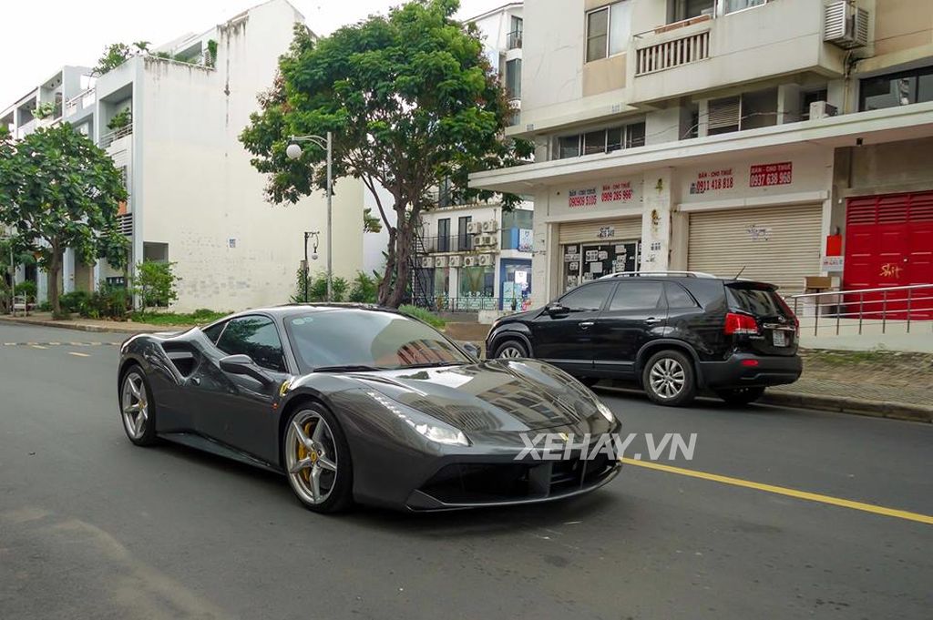 Cường Đô La trải nghiệm cảm giác lái trên siêu xe Ferrari 488 GTB màu xám độc nhất Việt Nam