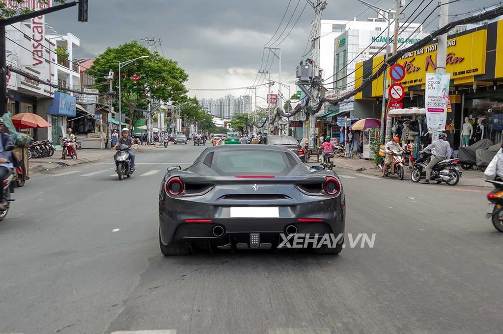Cường Đô La trải nghiệm cảm giác lái trên siêu xe Ferrari 488 GTB màu xám độc nhất Việt Nam