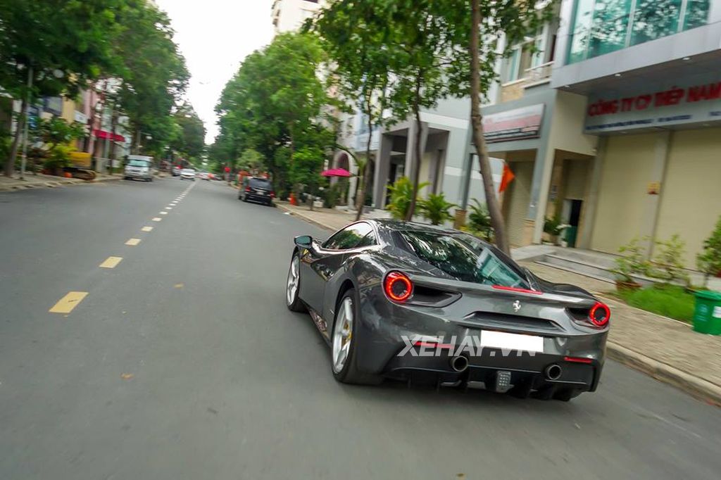 Cường Đô La trải nghiệm cảm giác lái trên siêu xe Ferrari 488 GTB màu xám độc nhất Việt Nam