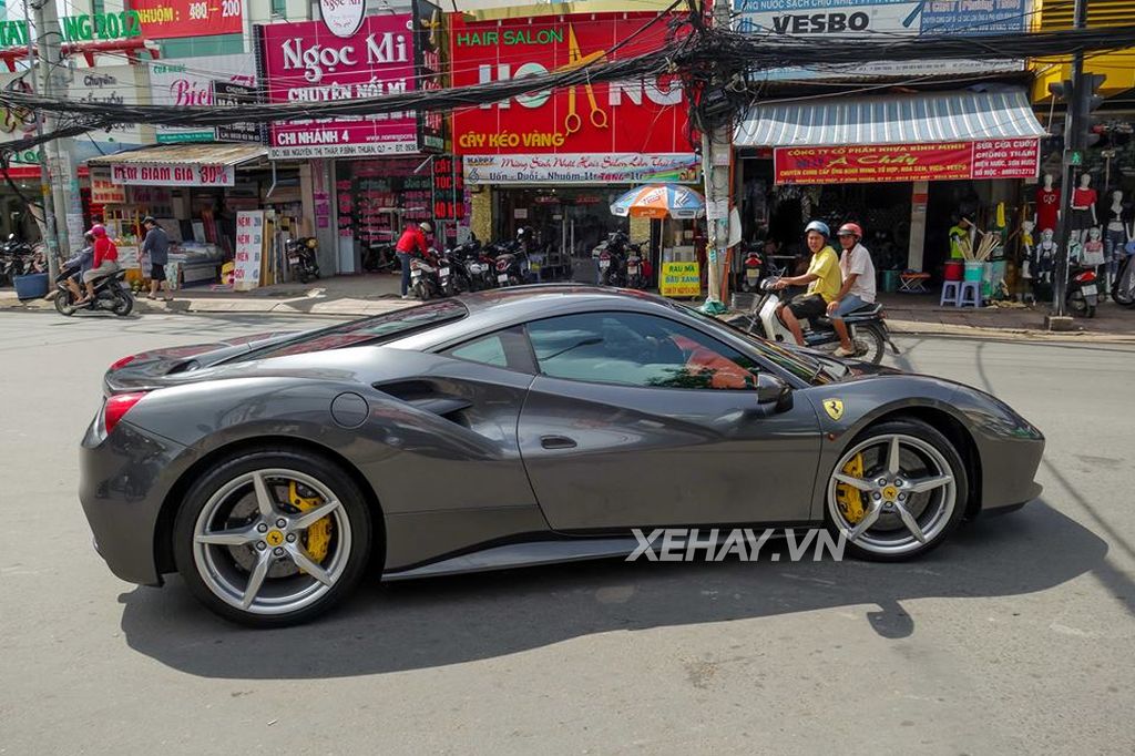 Cường Đô La trải nghiệm cảm giác lái trên siêu xe Ferrari 488 GTB màu xám độc nhất Việt Nam