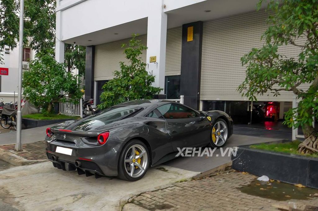 Cường Đô La trải nghiệm cảm giác lái trên siêu xe Ferrari 488 GTB màu xám độc nhất Việt Nam