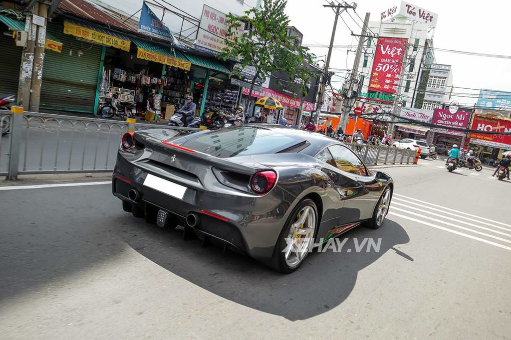 Cường Đô La trải nghiệm cảm giác lái trên siêu xe Ferrari 488 GTB màu xám độc nhất Việt Nam