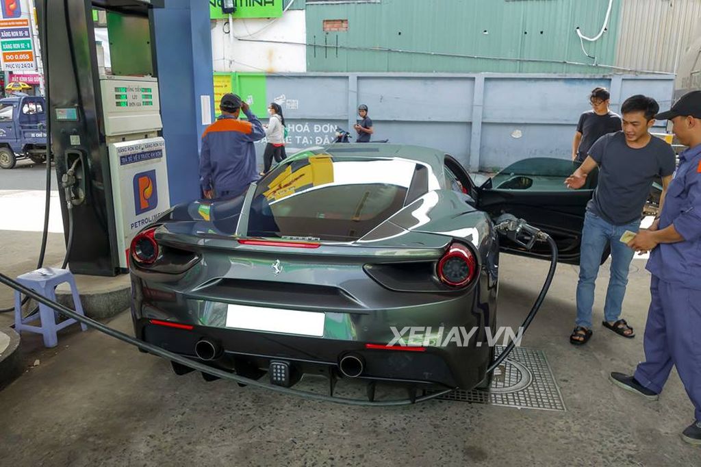 Cường Đô La trải nghiệm cảm giác lái trên siêu xe Ferrari 488 GTB màu xám độc nhất Việt Nam