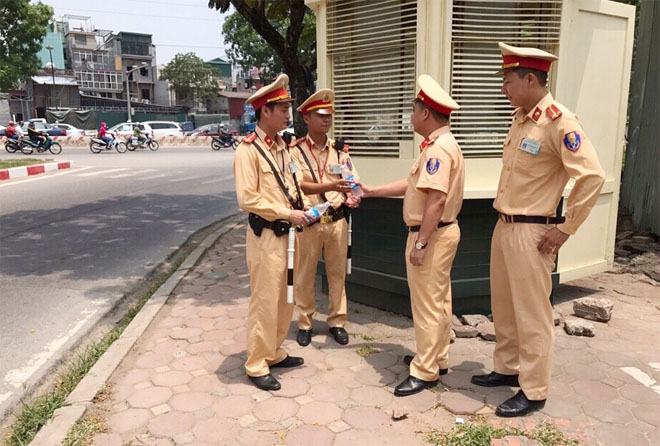 Đội CSGT số 6 Hà Nội: Động viên các cán bộ trực chốt ngày nắng nóng