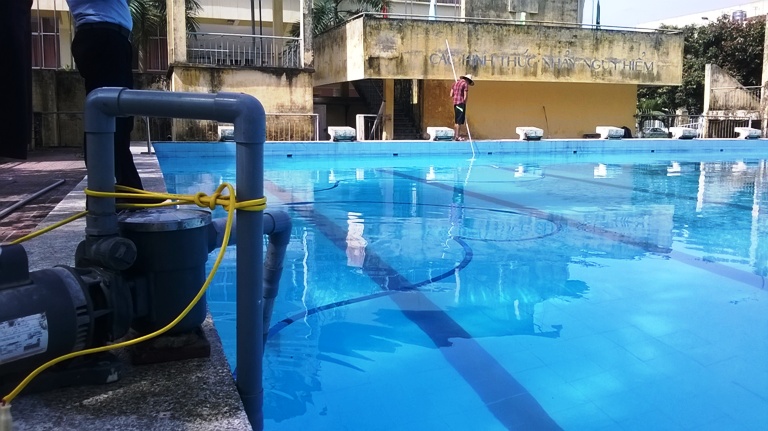 Bể bơi công cộng- Bài 2: “Nhuộm” xanh bể bằng hóa chất