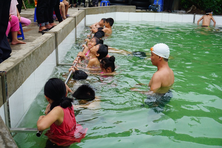 70 em thiếu nhi có hoàn cảnh khó khăn được học bơi miễn phí