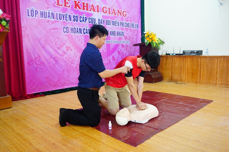 70 em thiếu nhi có hoàn cảnh khó khăn được học bơi miễn phí