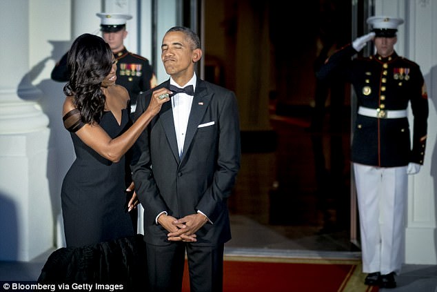 Bà Michelle “tố” ông Obama mặc đi mặc lại 1 bộ vest suốt…8 năm