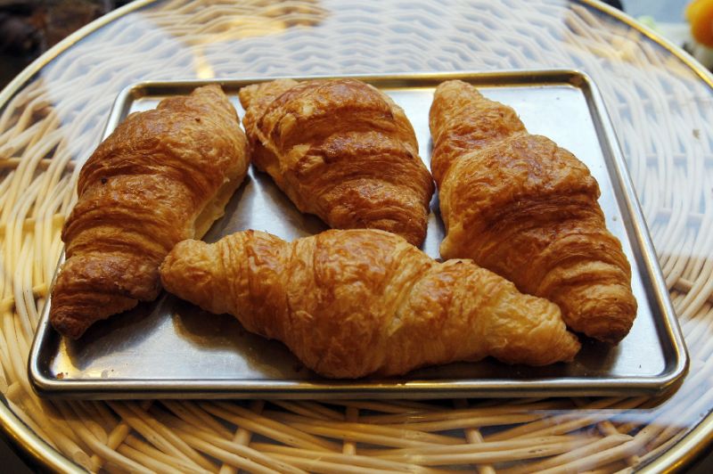 Bánh sừng bò tại Pháp gặp “nguy” vì giá bơ tăng vọt