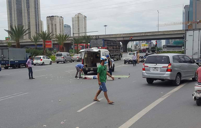 Hà Nội: Bị xe bồn cuốn vào gầm, cô gái trẻ đi xe đạp điện tử vong thương tâm