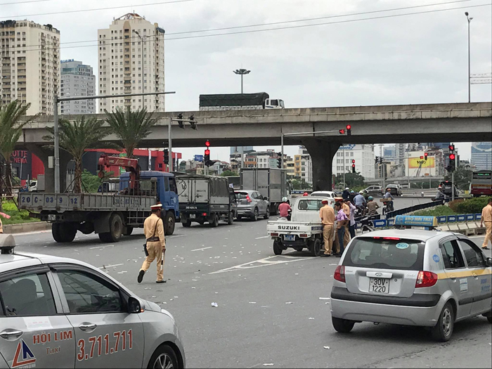 Hà Nội: Bị xe bồn cuốn vào gầm, cô gái trẻ đi xe đạp điện tử vong thương tâm