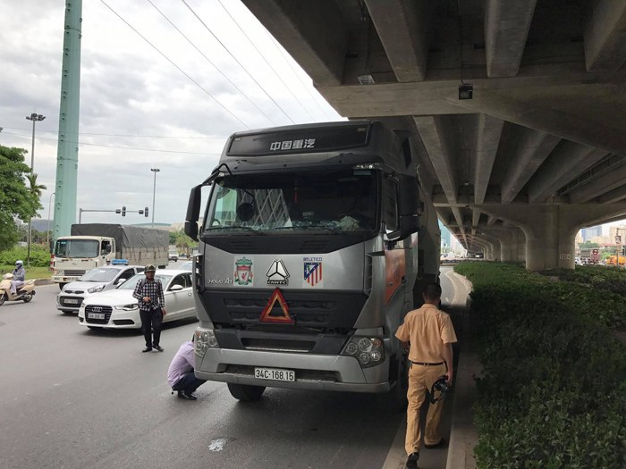 Hà Nội: Bị xe bồn cuốn vào gầm, cô gái trẻ đi xe đạp điện tử vong thương tâm