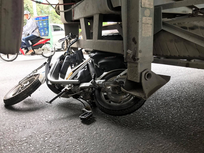 Hà Nội: Bị xe bồn cuốn vào gầm, cô gái trẻ đi xe đạp điện tử vong thương tâm