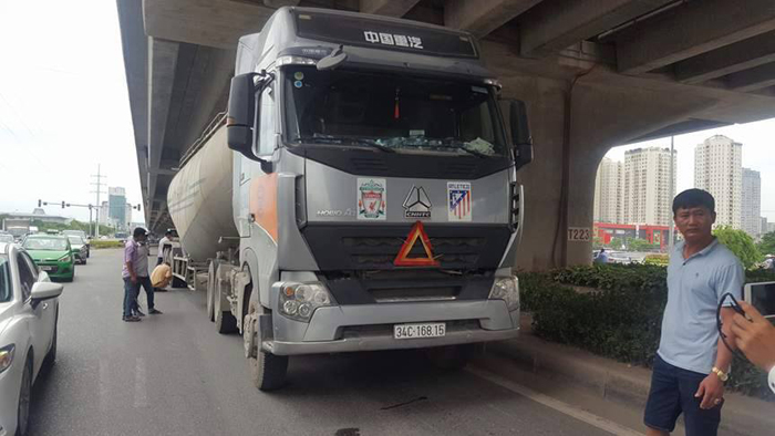 Hà Nội: Bị xe bồn cuốn vào gầm, cô gái trẻ đi xe đạp điện tử vong thương tâm