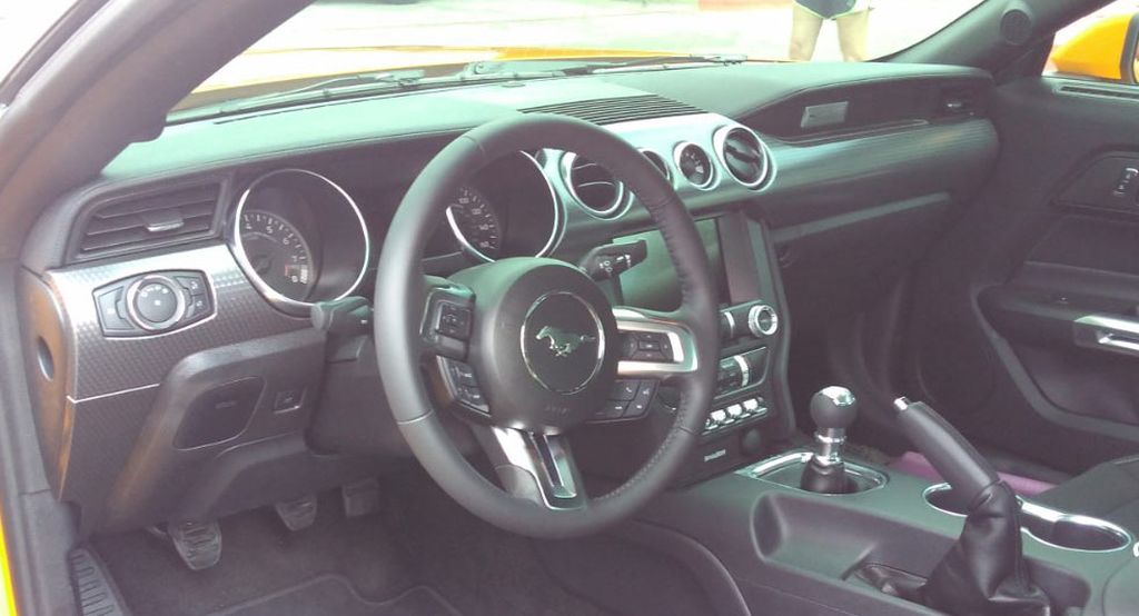 Ford Mustang GT 2018 có giới hạn tốc độ vòng tua lên tới 7.500 vòng/phút