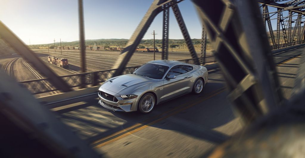 Ford Mustang GT 2018 có giới hạn tốc độ vòng tua lên tới 7.500 vòng/phút