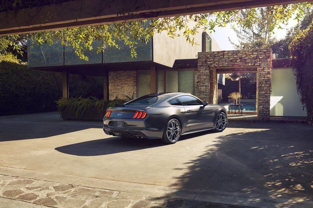 Ford Mustang GT 2018 có giới hạn tốc độ vòng tua lên tới 7.500 vòng/phút